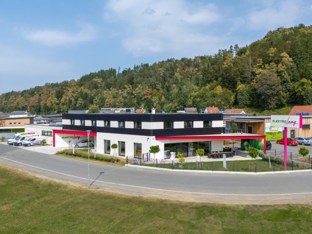 Bestehende Photovoltaikanlage auf einem Flachdach von oben
