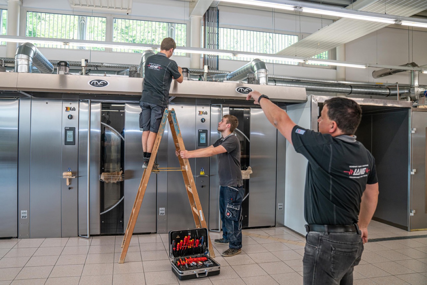 Zwei Techniker von Elektro Lang bei der Montage