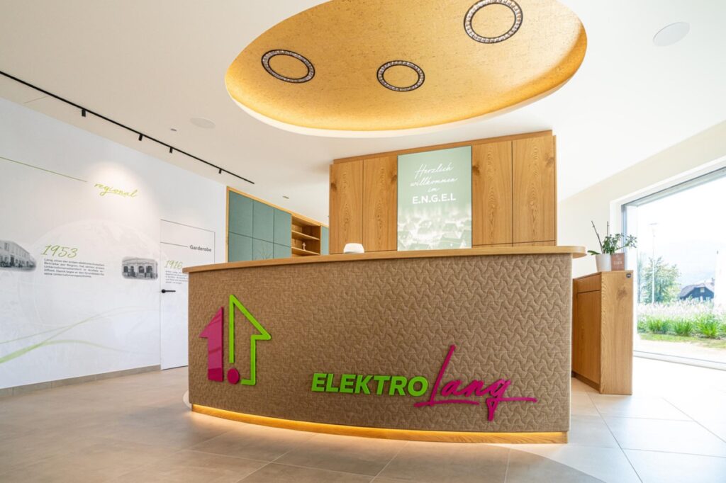 Showroom im E.N.G.E.L. mit dem Schriftzug von Elektro Lang