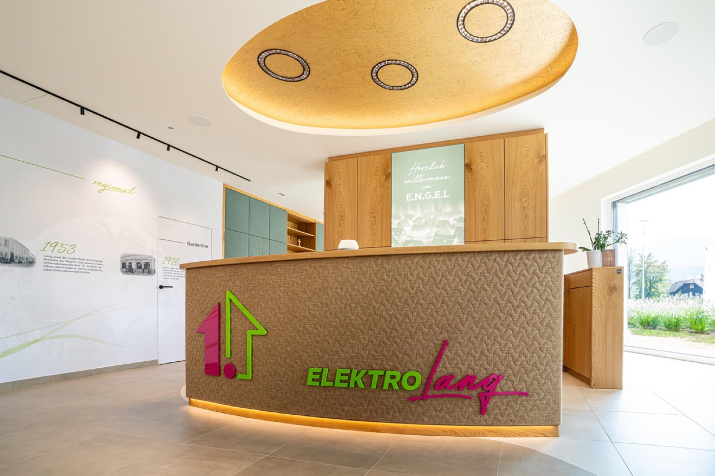 Showroom im E.N.G.E.L. mit dem Schriftzug von Elektro Lang
