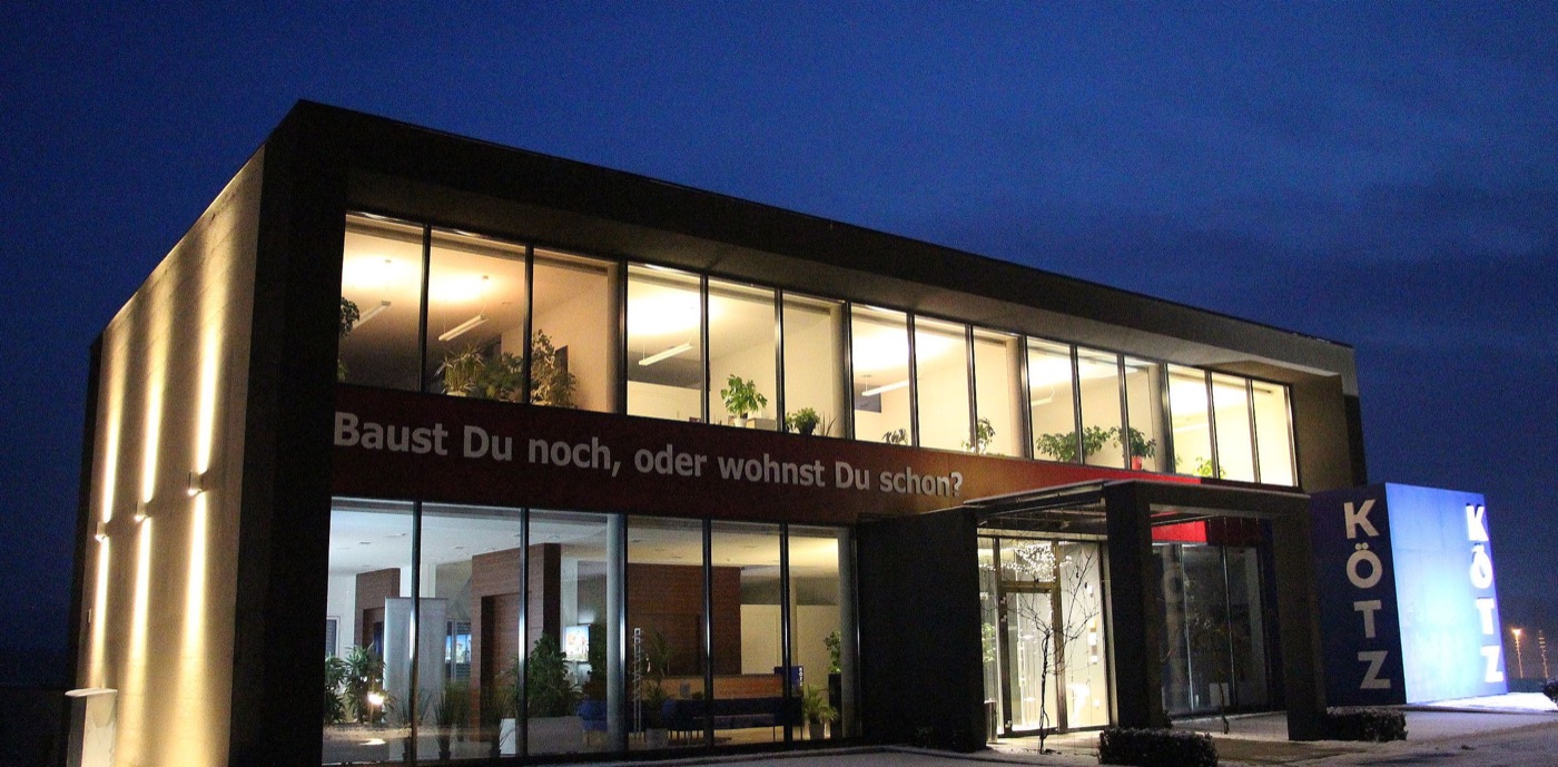 Beleuchtetes Bürogebäude der Firma Kötz in Hengsberg, Referenzprojekt von Elektro Lang
