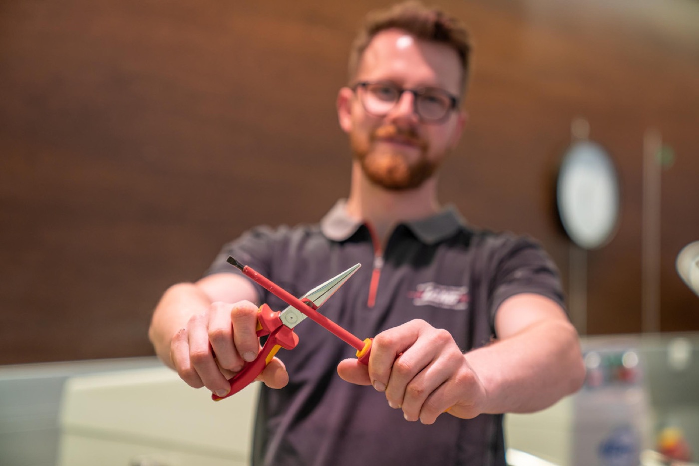 Techniker von Elektro Lang bei der Arbeit in der Werkstatt