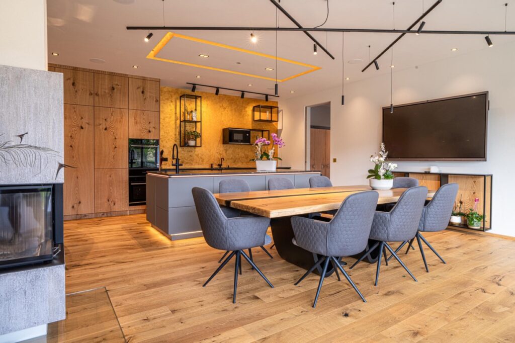 Wohnraum mit Smart-Home-Steuerung und indirekter Beleuchtung