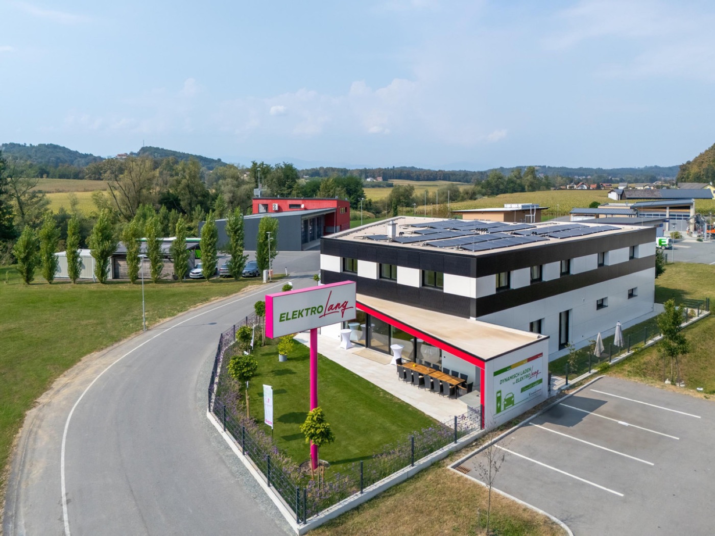 Firmengebäude von Elektro Lang in Arnfels aus der Luft, das gesamte Dach trägt Photovoltaikmodule