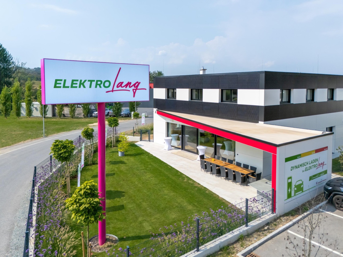 Firmengebäude von Elektro Lang in Arnfels mit Vorplatz