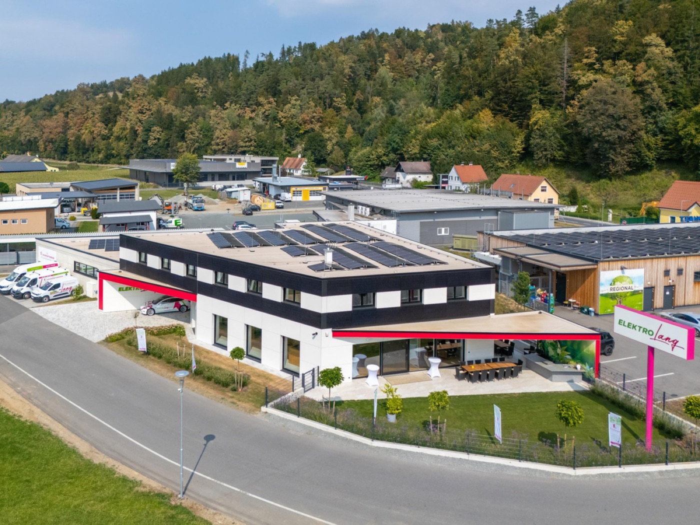 Photovoltaikdach des Firmengebäudes aus der Luft