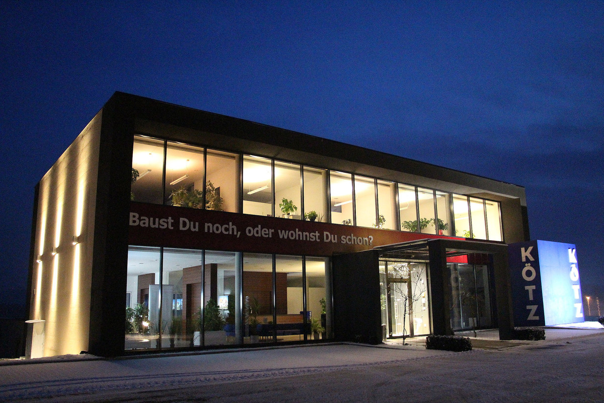 Beleuchtetes Bürogebäude Kötz-Haus in Hengsberg bei Nacht