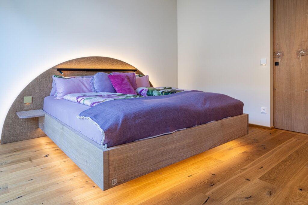 Schlafzimmer mit indirekt beleuchtetem Bett