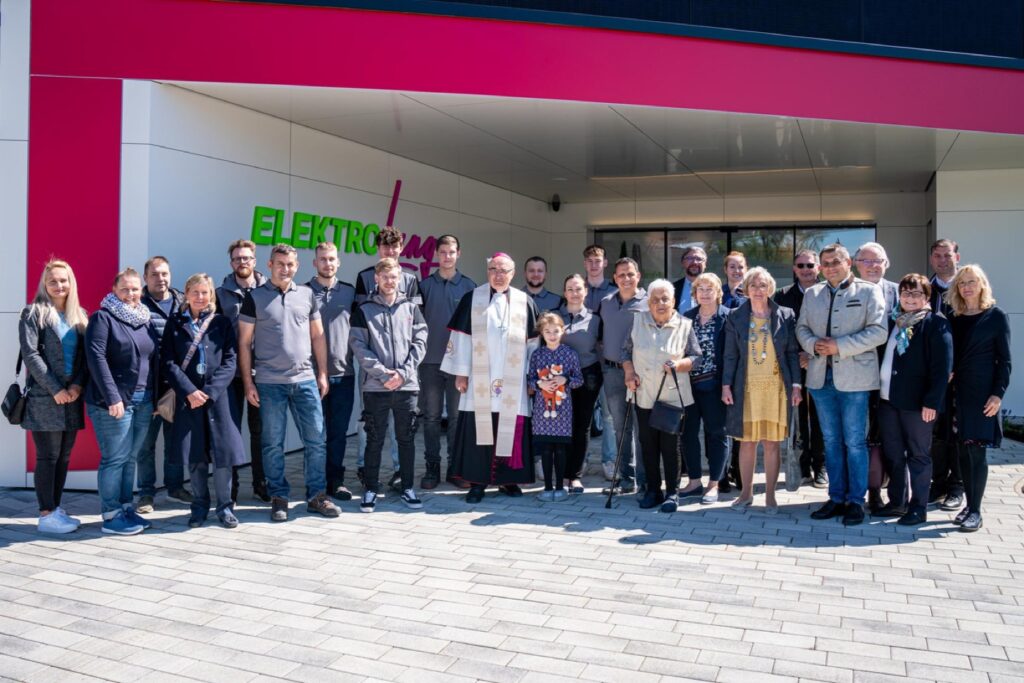 Belegschaft und Gäste von Elektro Lang bei der Einweihung des E.N.G.E.L. in Arnfels
